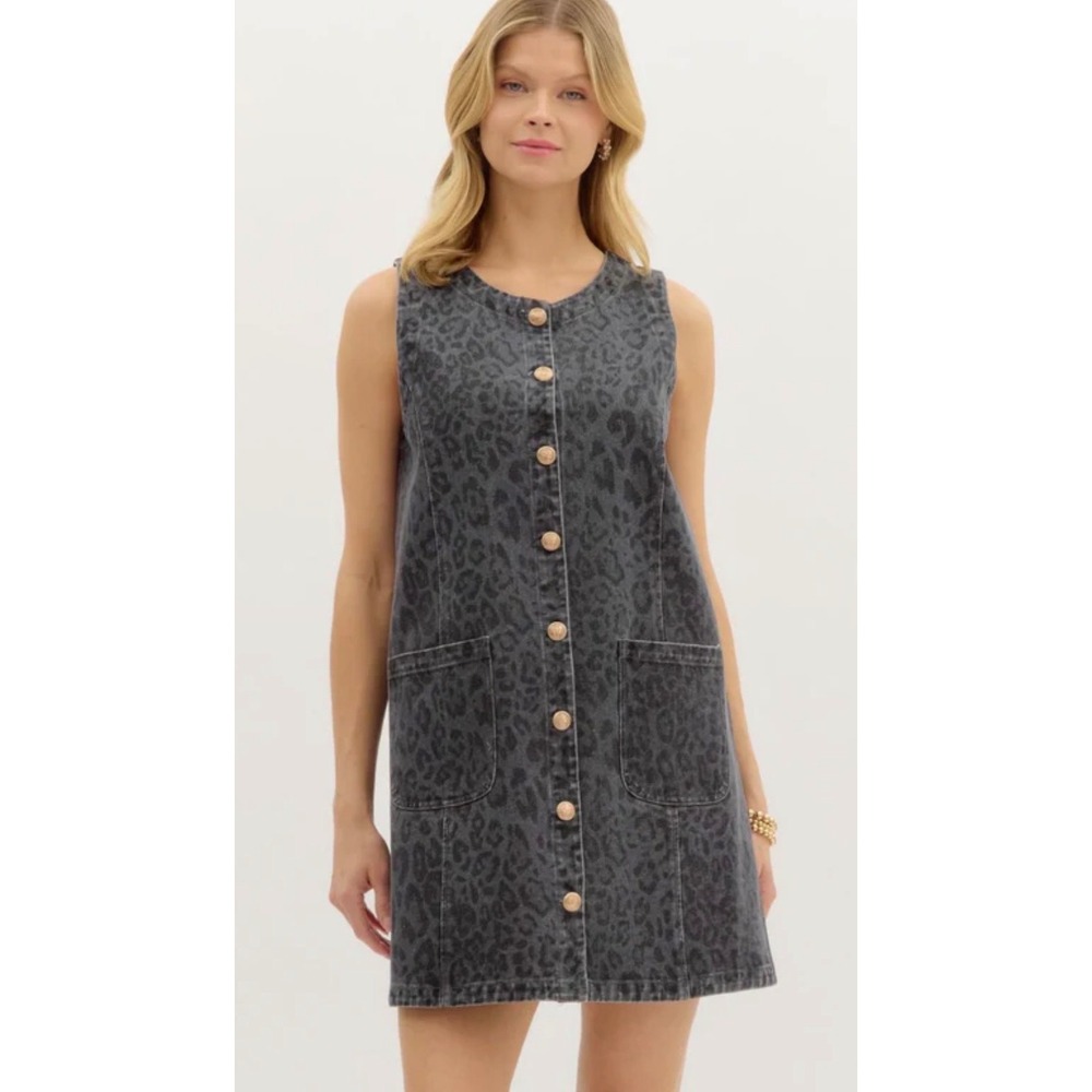 Sleeveless, button-front leopard print shift mini dress from brand Entro S NWT